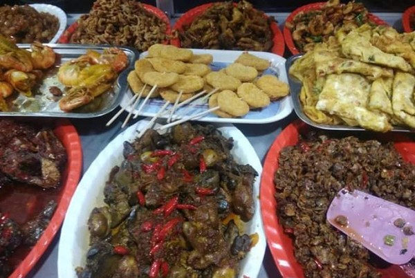 Ada lauk kerang, telur, udang pedas, sambal gireng tahu tempe dan tongkol masak pedas.