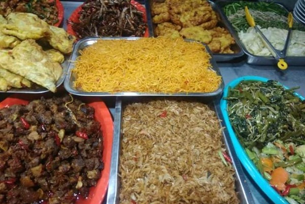 Agaknya nasi kuning juga diberi pilihan dipadukan dengan mie dan sayuran, sesuai selera.