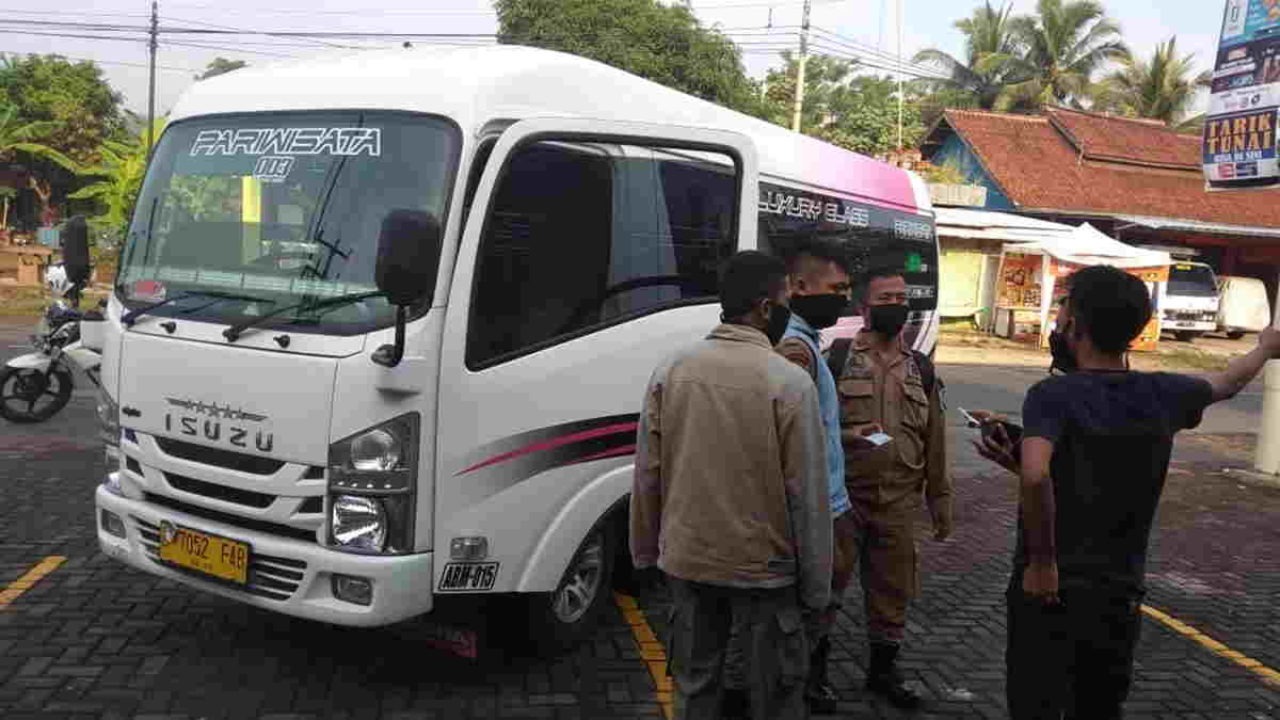 Petugas Merazia Pemudik