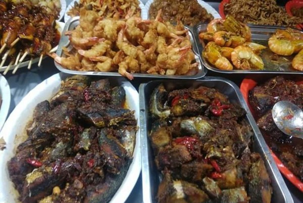 Yang bagian ini tampak sate, tongkol pedas dan udang goreng.