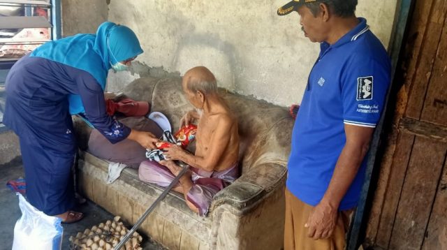 Penyerahan Bantuan Kepada Lansia