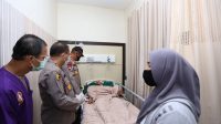Kapolsda Sumut saat menjenguk Aipa Daely korban bacok massa