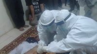 Pengecekan oleh Tim Medis untuk mengetahui penyebab kematian