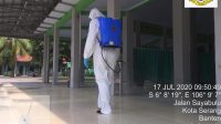 Salah satu personil sedang melakukan penyemprotan di area luar masjid