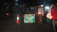 Pihak Kepolisian sedang melakukan penutupan jalan guna menghindari kecelakaan