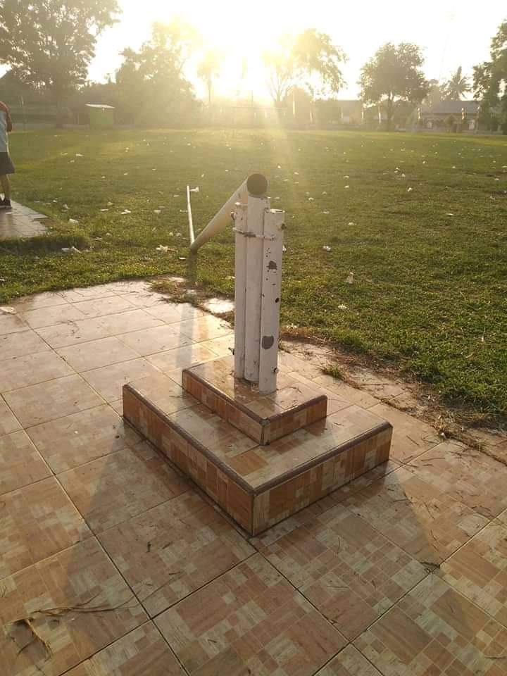 Tiang berdera diduga dirobohkan oleh okunum tak bertanggung jawab