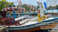 Penyemprotan disinfektan ke kapal di pantai gope