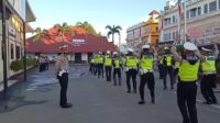 Personil Satlantas yang sedang melakukan jumping jack