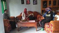 Kunjungan sehat ke rumah salah satu warga