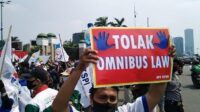 Ilustrasi Penolakan Omnibus Law (tribunnews.com)