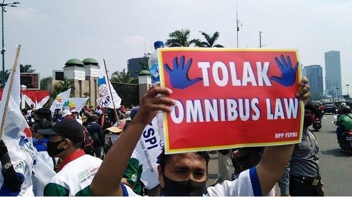 Ilustrasi Penolakan Omnibus Law (tribunnews.com)