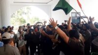 Suasana demo di DPRD Labuhanbatu sebagai protes atas penolakan Ketua DPRD yang tidak mau menandatangani MoU tolak Omnibus Law
