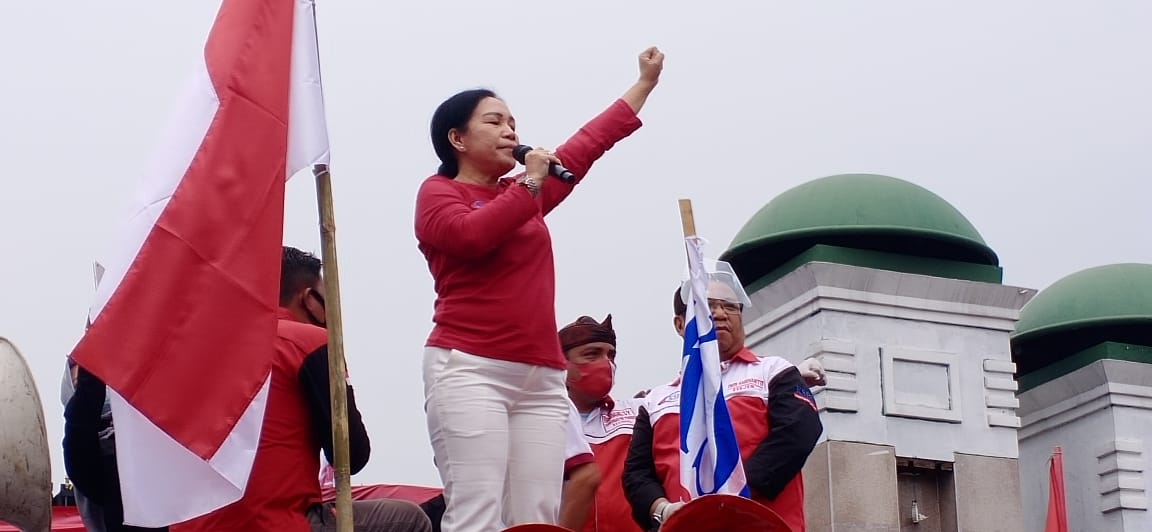 Presiden Konfederasi Serikat Buruh Seluruh Indonesia (KSBSI), Elly Rosita