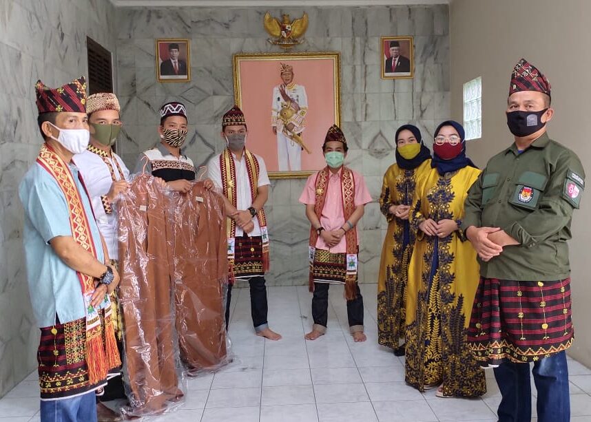 penasehat humas dan MMp saat menyerahkan kawai dadagh ke perwakilan Lid adat maghgo sekampung libo