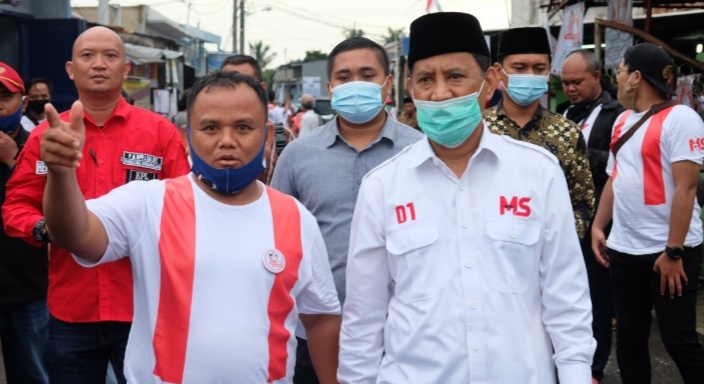 Calon Walikota Tangerang Selatan, H. Muhammad menggunakan Kemeja Putih 
