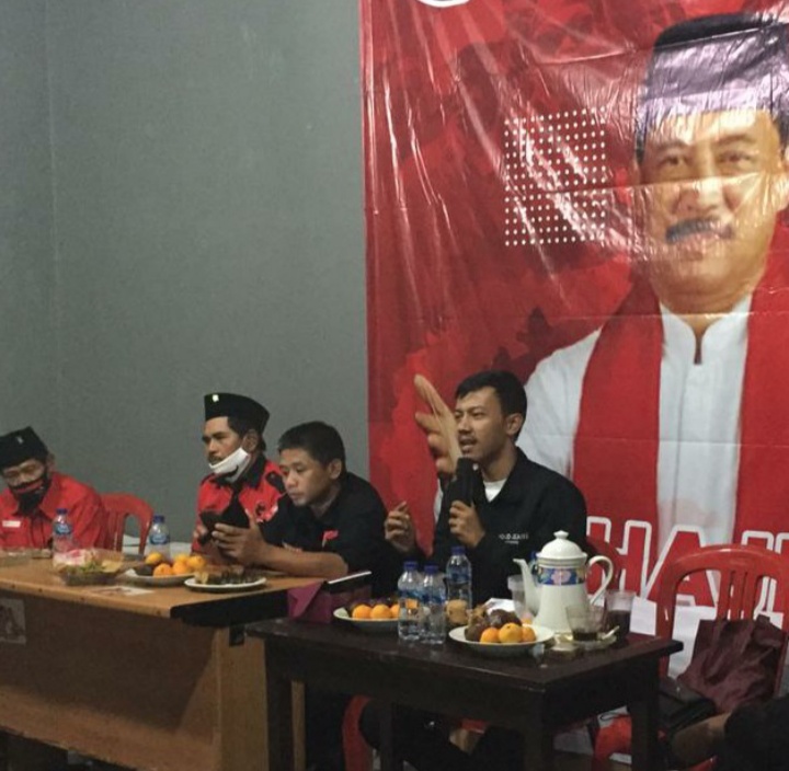 Kepala Biro Rekrutmen Saksi Badan Saksi Pemilu Nasional (BSPN) PDI Perjuangan Banten M. Rega Revaldy kemeja hitam sebelah kanan