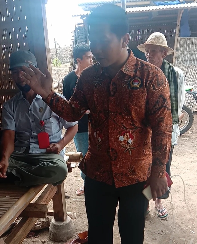 M. Syaripudin Amin, S.H sedang memberikan pengarahan ke warga (Pakai Baju Batik)