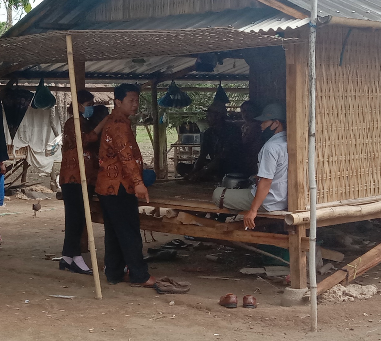 Ketum KPRI-1 : Pratiwi Sulistiowati, SH.,MH melakukan sosialisasi ke warga ( Pakai Baju Batik ) 