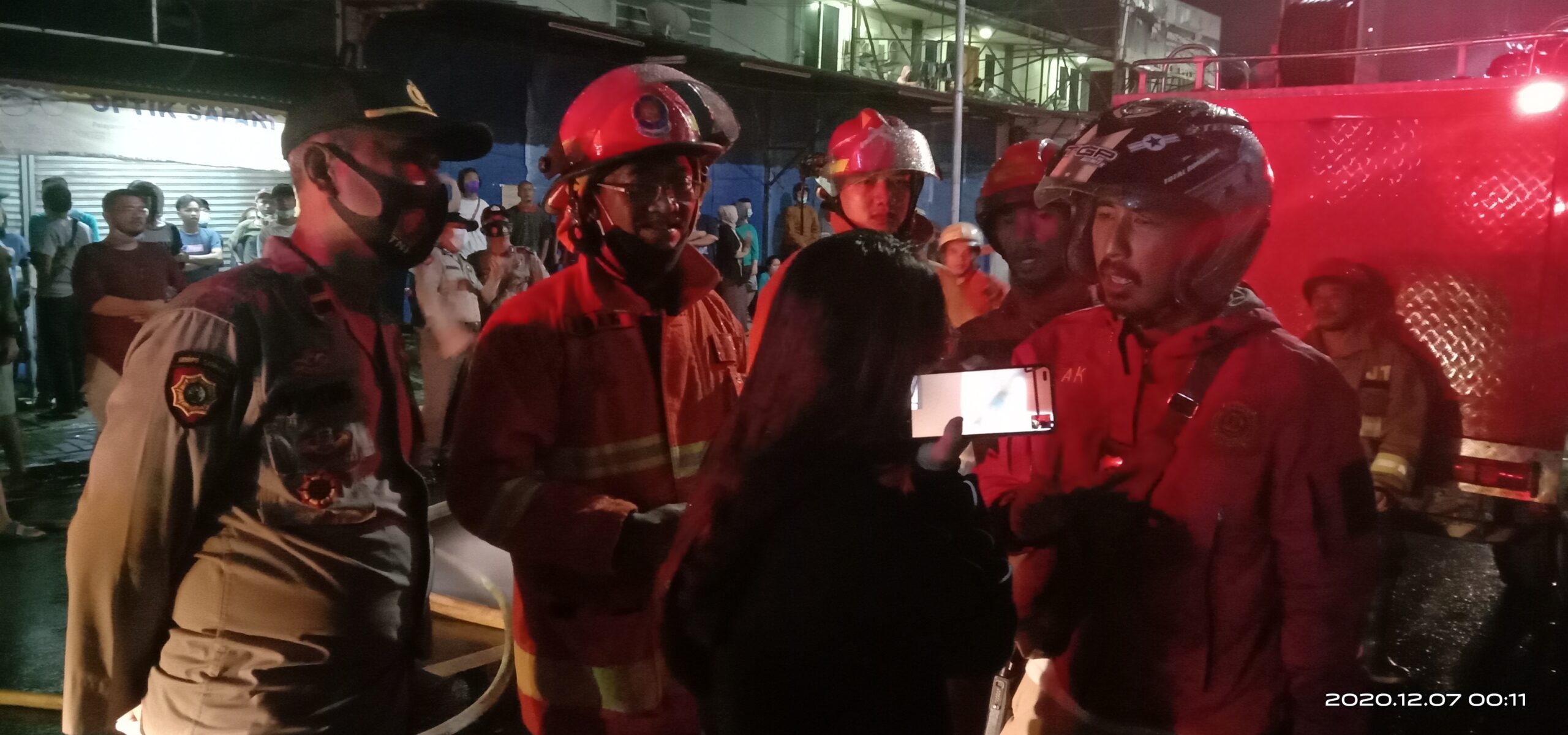 Hadi Kuslami selaku perwira piket pemadam Jakarta timur (pakai kacamata)