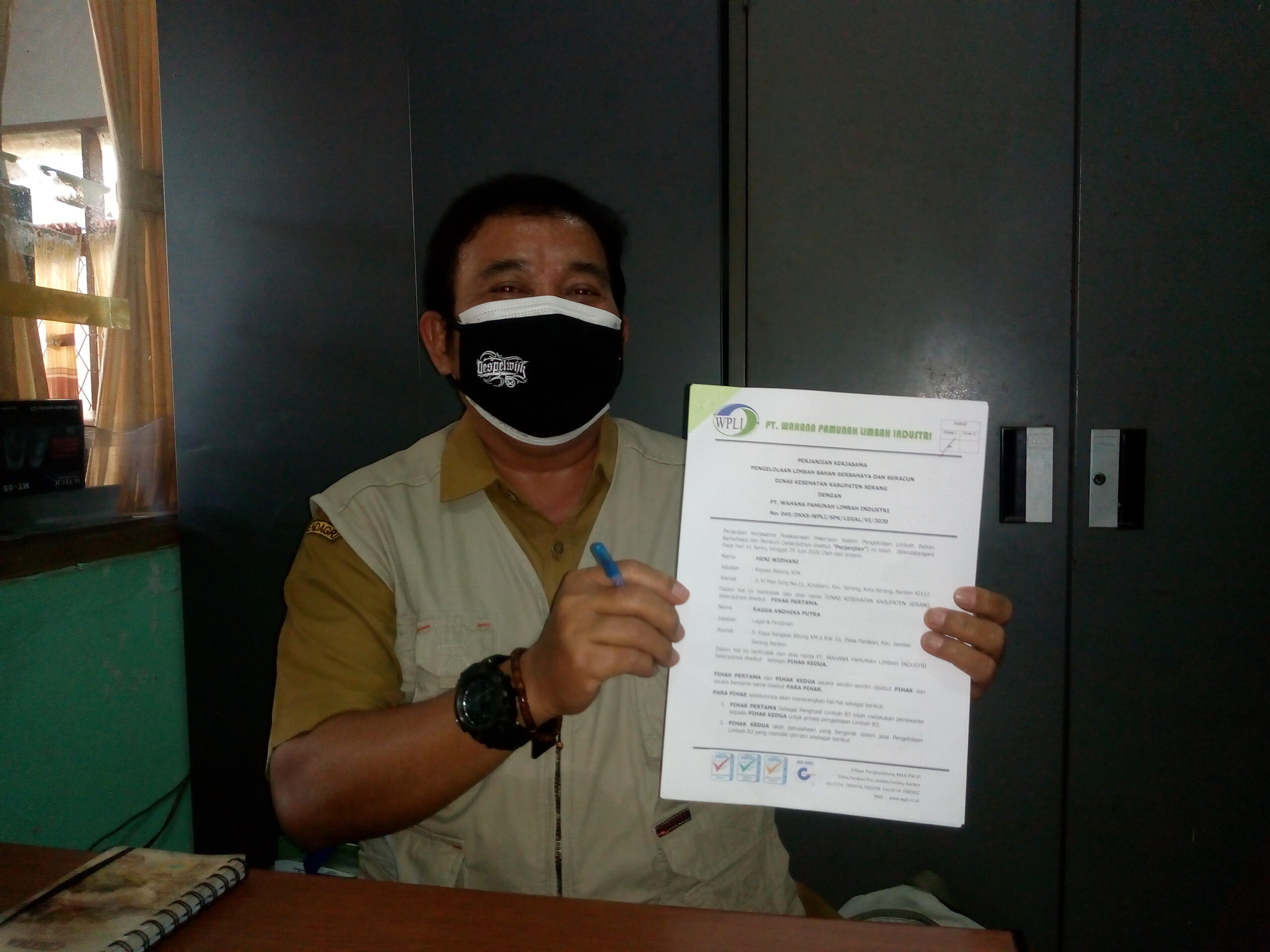 Kasi Kesling Dharma, saat menunjukkan surat perjanjian kerjasama Dinas Kesehatan dan PT. WPLI