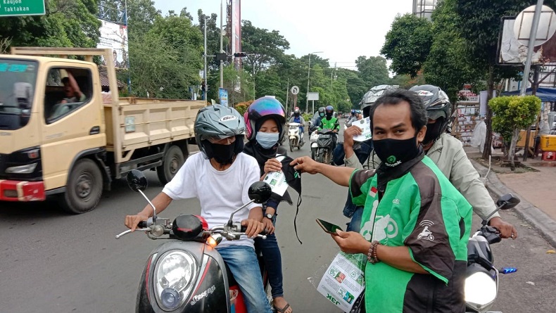Ojol Bagikan Masker Kepengguna Jalan lain.