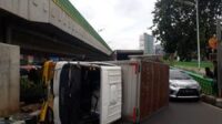 Mobil Boks terguling di jalan Tandean Jaksel sumber: (Detikcom)