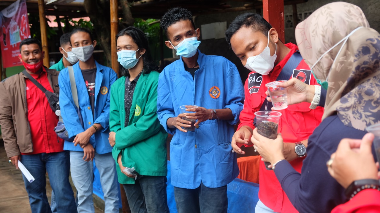 Di hadirin oleh perwakilan mahasiswa Universitas Pamulang (almamater biru) dan Universitas Muhamadiyah Jakarta (almamater hijau) dan masyarakat