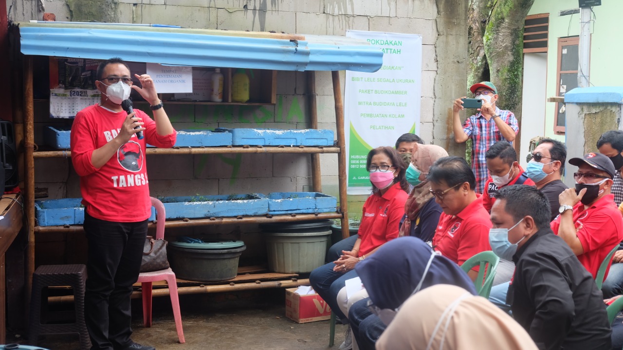 Ketua DPC PDI Perjuangan Kota Tangerang Selatan Wanto Sugito sedang memberi arahan