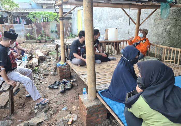 Repdem Tangsel bersama warga yang kena banjir