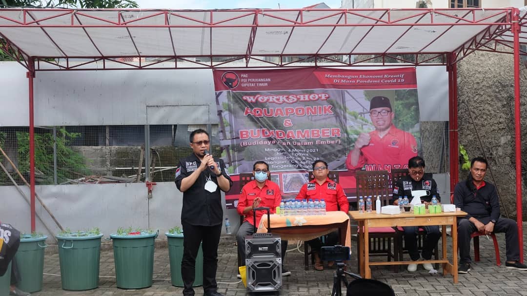 Wanto Sugito Ketua DPC PDI Perjuangan Kota Tangerang sedang memberikan arahan Selatan 