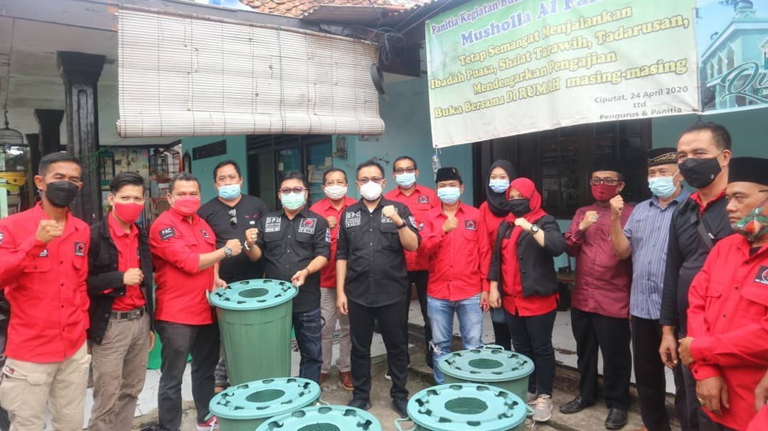 Dewan Pimpinan Cabang PDI Perjuangan Kota Tangerang Selatan memanfaatkan Budidaya Ikan dalam Ember dengan Sistem Aquaponik (Budikdamber)