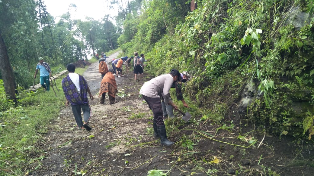 Warga Wonokerto bersama bersihkan jalan
