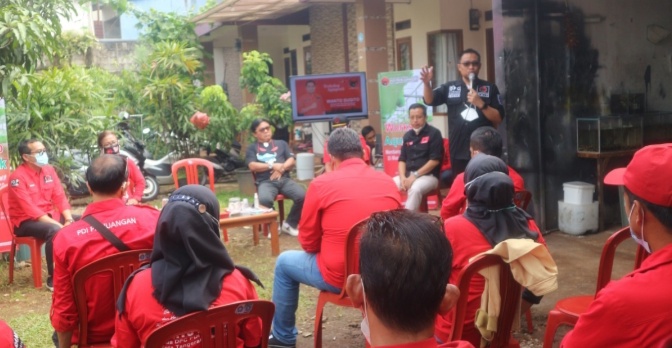 Road Show , Wanto Sugito sedang memberi arahan keseluruh Ranting PDI Perjuangan di Kecamatan Pondok Aren, Serpong dan Setu (Pakai Baju hitam).