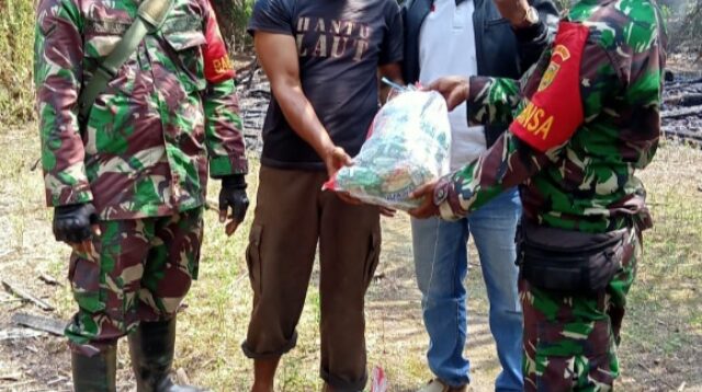 Ketua DPD Bapak Komang, memberikan Bantuan Sosial terhadap korban kebakaran dan di dampingi oleh Babinsa Kecamatan Lalan Bapak Amirul dan Bapak Nuri (Pakai Topi Putih).