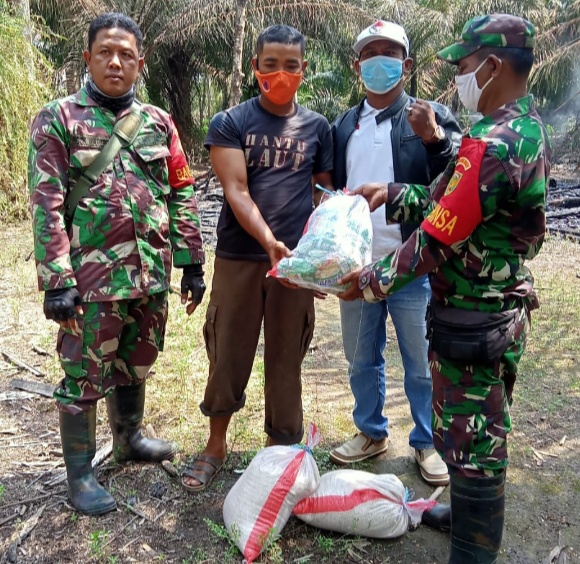 Ketua DPD Bapak Komang, memberikan Bantuan Sosial terhadap korban kebakaran dan di dampingi oleh Babinsa Kecamatan Lalan Bapak Amirul dan Bapak Nuri (Pakai Topi Putih).