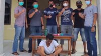 Pelaku yang menggunakan baju hitam diamankan di Polsek Penawartama akibat penyalahgunaan narkotika jenis sabu