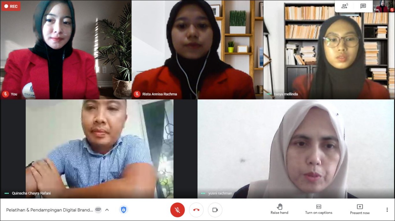 Dosen Pembimbing TAPN, Bapak Enjang Pera Irawan bersama Owner UMKM Ibu Rema Unisa sedang memberikan pengarahan kepada Mahasiswi nya