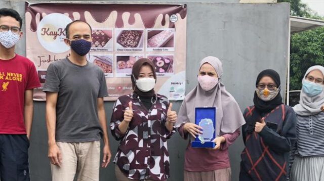 Penyerahan Plakat Sebagai Tanda Kenang-kenangan Dan Terima Kasih Kepada KayKho Shop