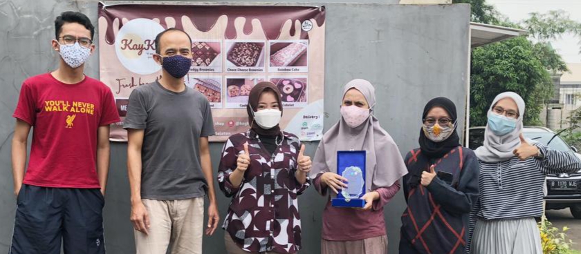 Penyerahan Plakat Sebagai Tanda Kenang-kenangan Dan Terima Kasih Kepada KayKho Shop