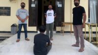 Pelaku (baju warna hitam) yang ditangkap oleh Polsek Gedung Aji