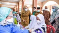 Bupati Purwakarta meninjau kegiatan Seribu Vaksinasi untuk Santri