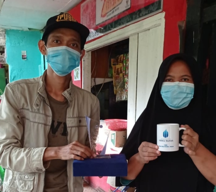 Julian selaku Ketua Karang Taruna Bersama Ibu Nani selaku Ketua RT lingkungan setempat