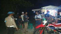 Personel Polsek Rajeg menertibkan masyarakat terkait penerapan Protokol Kesehatan
