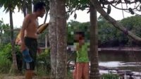 Seorang ayah di Jambi menganiaya dan lempar putranya ke sungai.