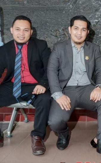 advokat/penasehat hukum, Muhamad Muhajir SH (kemeja merah) & Agus Rismalian Noor SH (Kemeja abu-abu)