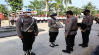 Kapolresta Pontianak Kota, Kombes Pol Andi Herindra, secara simbolis mencoret foto oknum polisi yang dipecat.