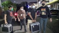 Satreskrim Polres Metro Jakarta Barat mengamankan pelaku penipuan dengan modus uang palsu atau black dollar.