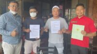 Hika Pristasia, S.H (paling kanan selaku Advokat) bersama kedua belah pihak dalam salah satu kasus penggelapan yang ditangani KHM