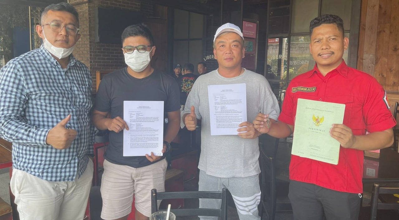 Hika Pristasia, S.H (paling kanan selaku Advokat) bersama kedua belah pihak dalam salah satu kasus penggelapan yang ditangani KHM