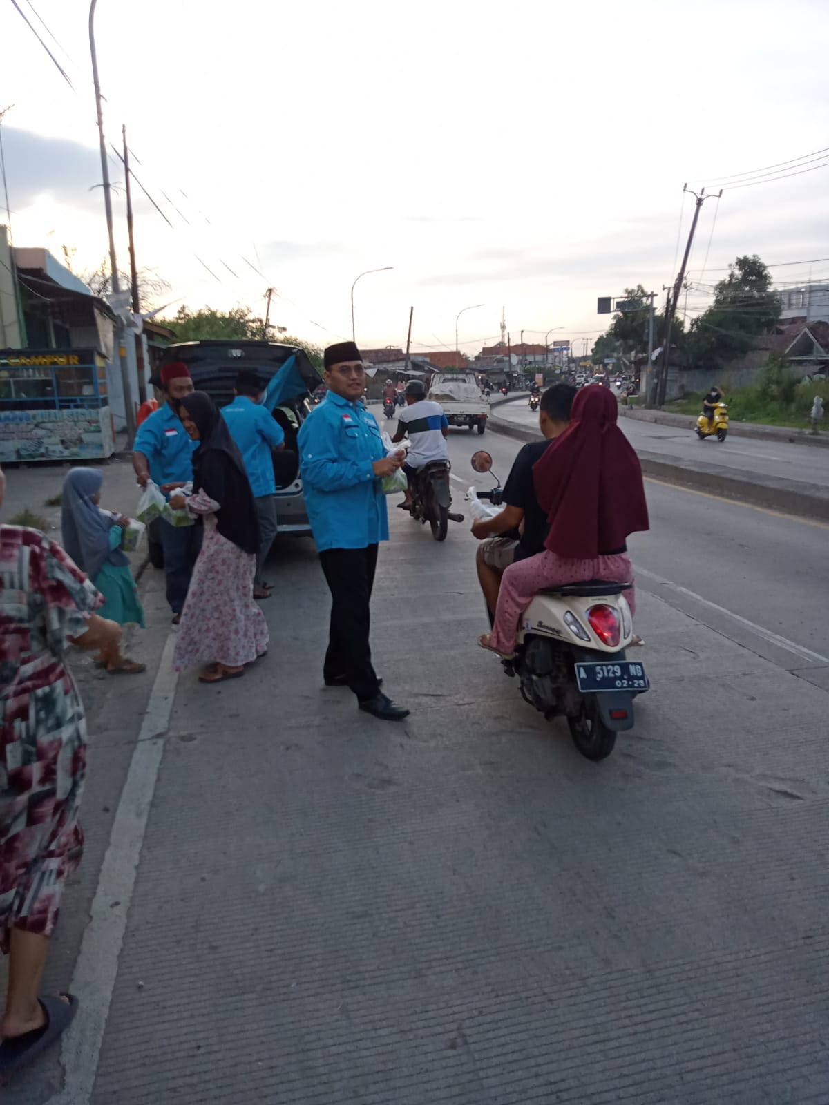 DPC Jayanti Partai Gelora Bagi bagi Takjil 